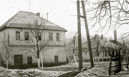 Pogled na kuće porodice Maglajlić. Snimljeno 1968. godine. Pogled na kuće porodice Maglajlić. Snimljeno 1968.godine.